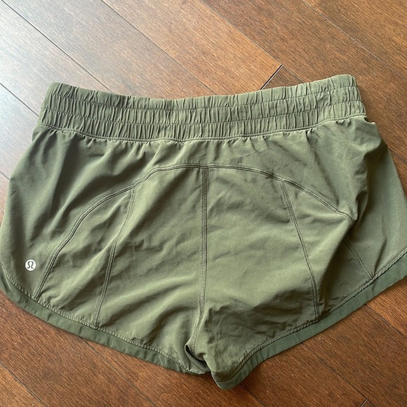 Lululemon Hotty Hot short size 8 2.5” - Picture 2 of 3